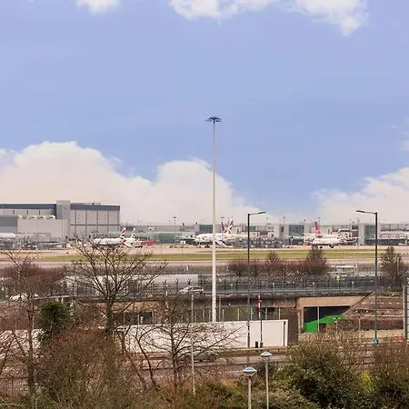 Radisson Red London Heathrow-3